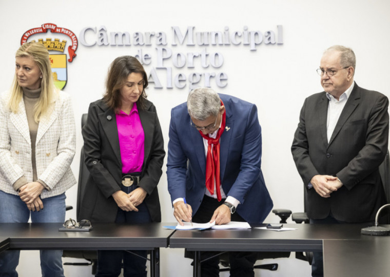 O ato de entrega do projeto contou com a presença do prefeito Sebastião Melo (MDB), da vice-prefeita Betina Worm (PL) e do secretário de Meio Ambiente, Urbanismo e Sustentabilidade Germano Bremm