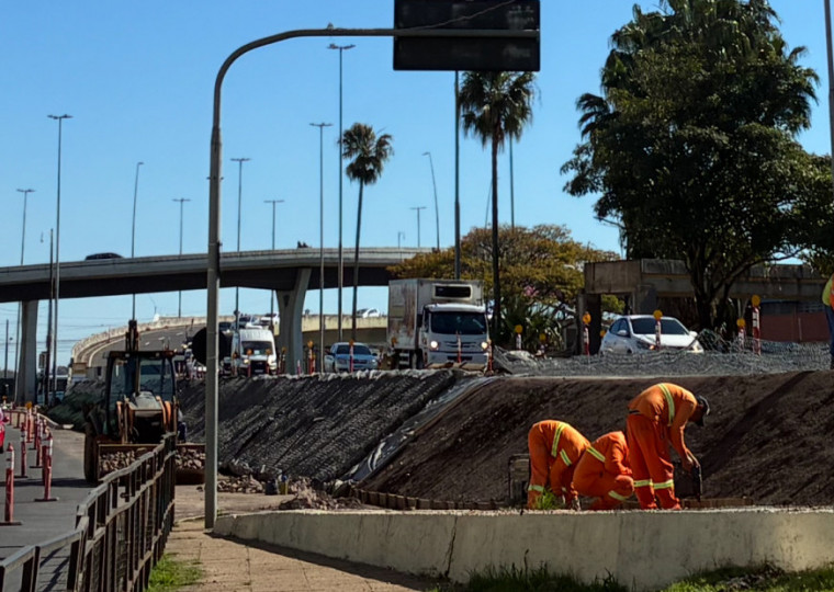 Trânsito está acentuado na av. Castello Branco em direção ao Túnel da Conceição