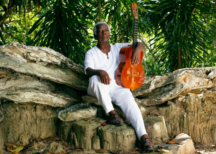 Nesta terça-feira (16), o artista baiano realiza show no Salão de Atos da Ufrgs e participa de sessão comentada na Sala Redenção