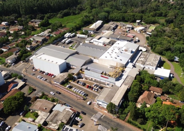 Fábrica instalada em Lajeado abate 175 mil aves por dia