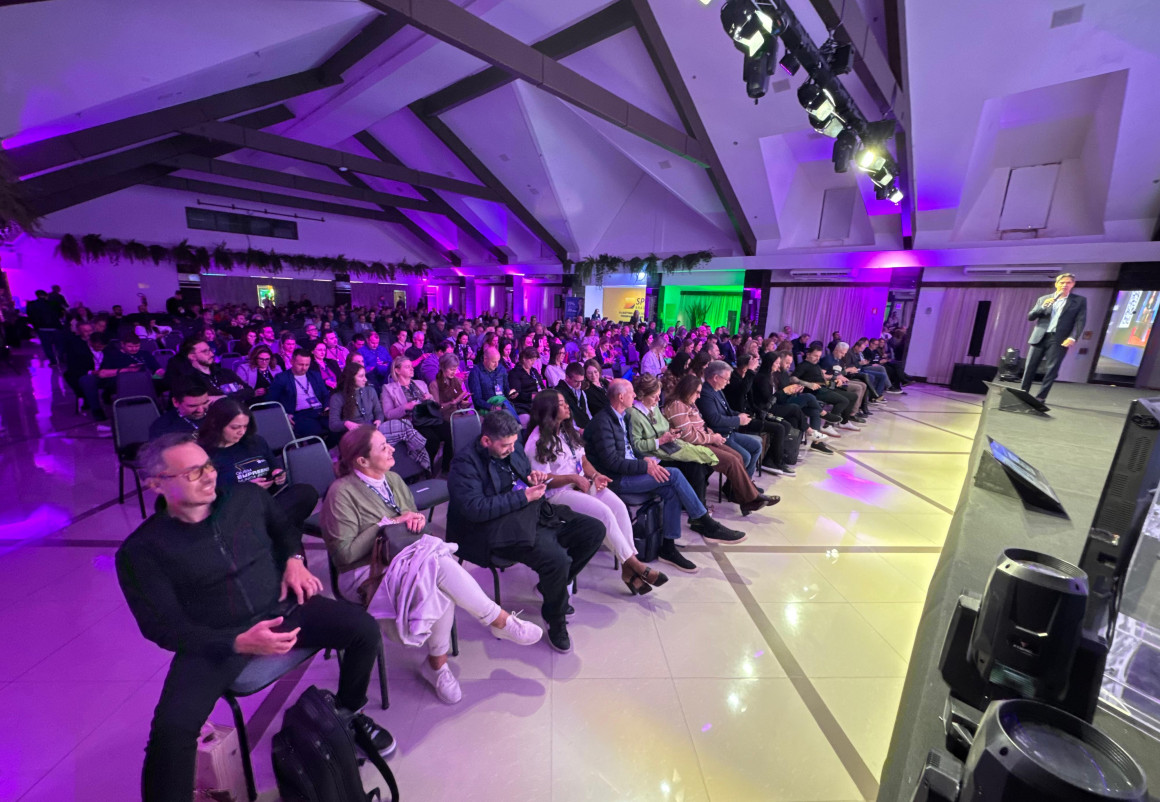 Plateia ouviu o palestrante traçar quadro com projeções positivas para 2026 | PATRÍCIA COMUNELLO/ESPECIAL.JC