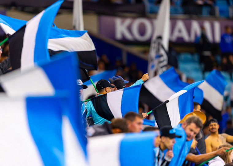 Nem mesmo uma arena quase lotada foi o suficiente para evitar o revés 