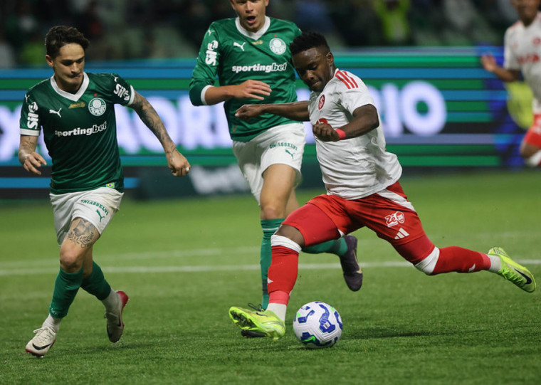 Carbonero descontou no segundo tempo para fechar o placar