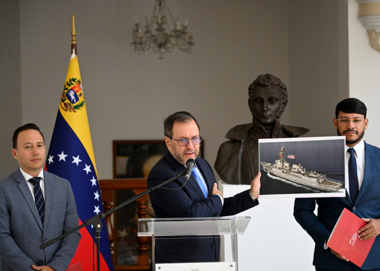 Yvan Gil mostra foto de barco de pesca que teria sido apreendido pelos EUA no Caribe