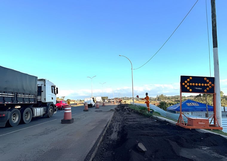 Equipes trabalham na implantação da sinalização para início das atividades na ponte do Taquari na BR-386/RS