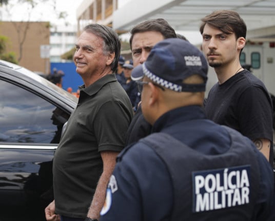 Bolsonaro é preso preventivamente e levado para a PF em Brasília