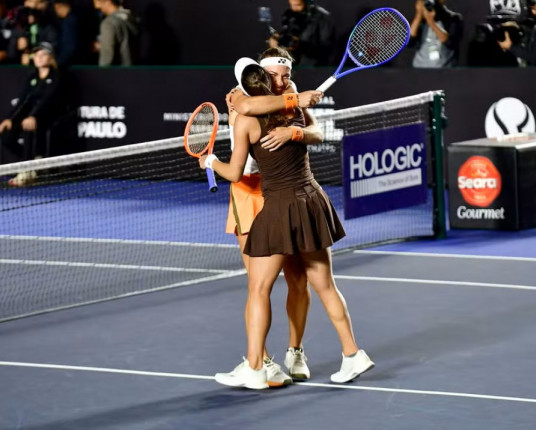 Luisa Stefani e Timea Babos viram sobre dupla brasileira e são campeãs do torneio de duplas do SP Open
