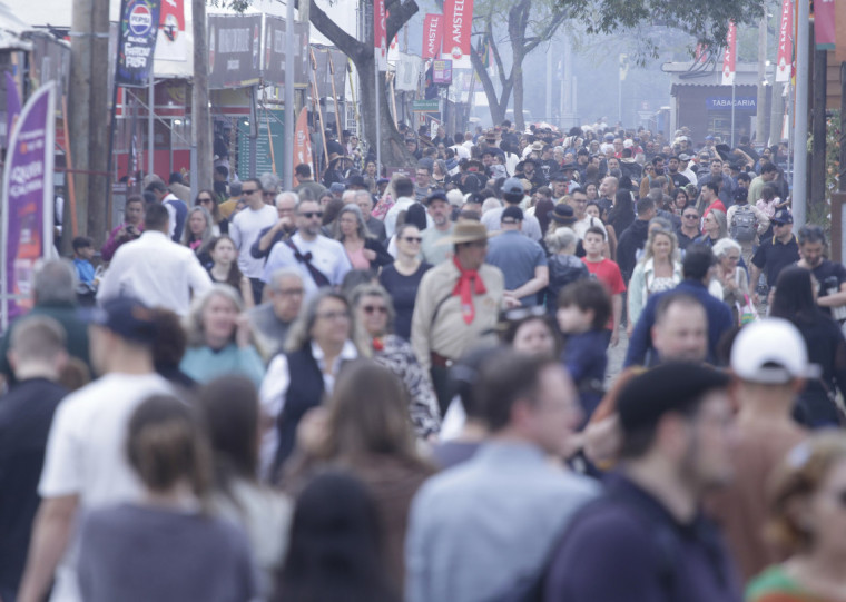 Por volta do meio-dia deste domingo, 14 de setembro, aglomeração de pessoas era intensa no Acampamento Farroupilha