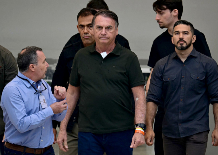 No domingo (14), Bolsonaro foi submetido a um procedimento de remoção de lesões na pele
