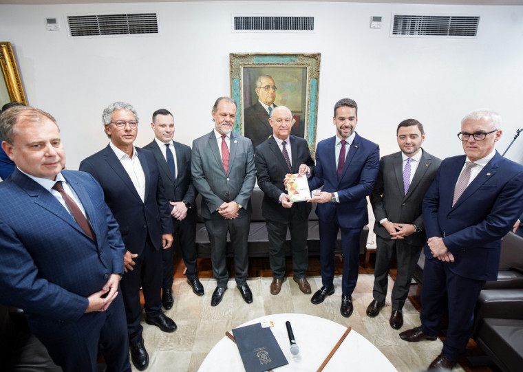 Governador Eduardo Leite (PSD) entregou o projeto de Lei Orçamentária Anual à Assembleia Legislativa nesta segunda-feira 15 de setembro