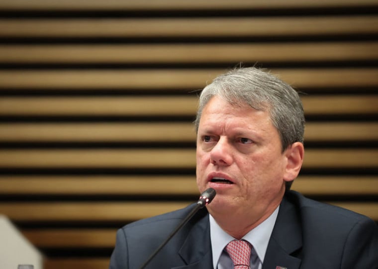 O governador viajaria para a capital federal no fim da tarde e voltaria apenas na manhã de terça (16)