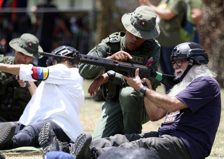 Maduro vem convocando e treinando civis para um suposto conflito