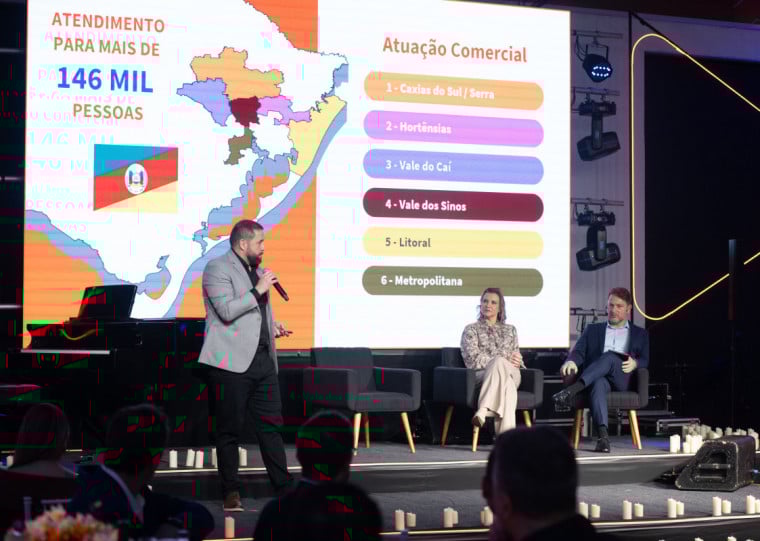 Almeida (e) destacou que a unidade reabrirá com 35 dos 100 leitos