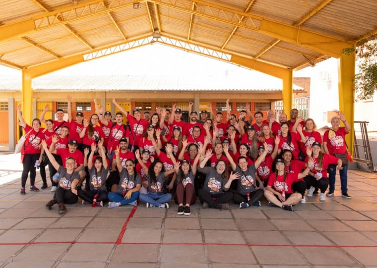 Mutirão não se limitou às melhorias físicas; à tarde, um grupo de 20 a 30 alunos participou de atividades recreativas