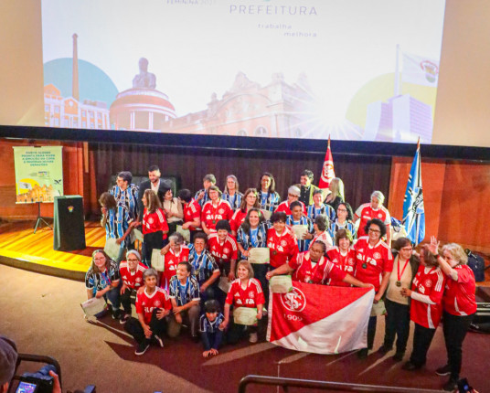 Atletas pioneiras do futebol feminino no RS são homenageadas na Capital