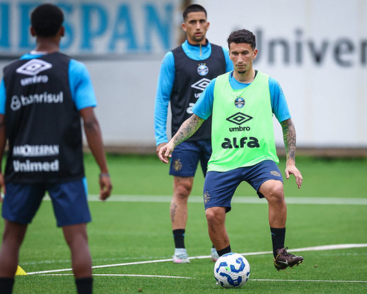 Mano comanda atividade ainda sem Marcos Rocha e Carlos Vinicius