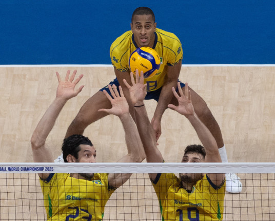 Brasil vence República Tcheca e se classifica às oitavas do Mundial de vôlei