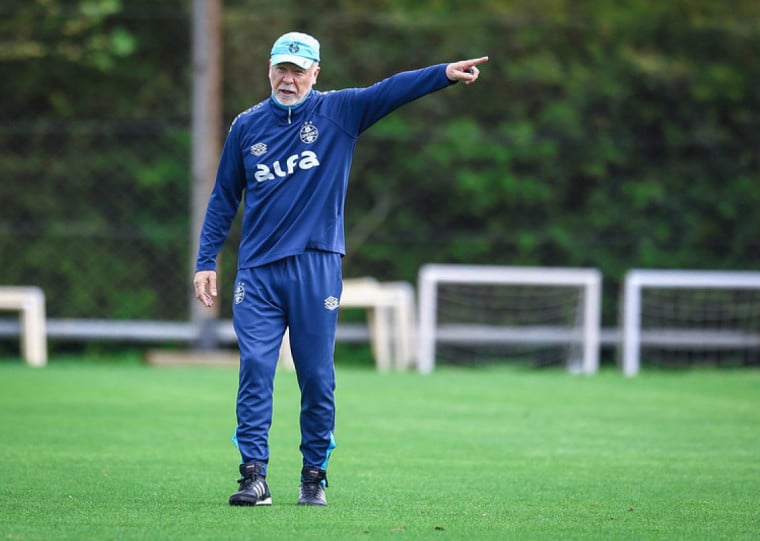 Mano comandou a equipe em 39 partidas, obteve 14 vitórias, empatou 12 jogos e sofreu 13 derrotas