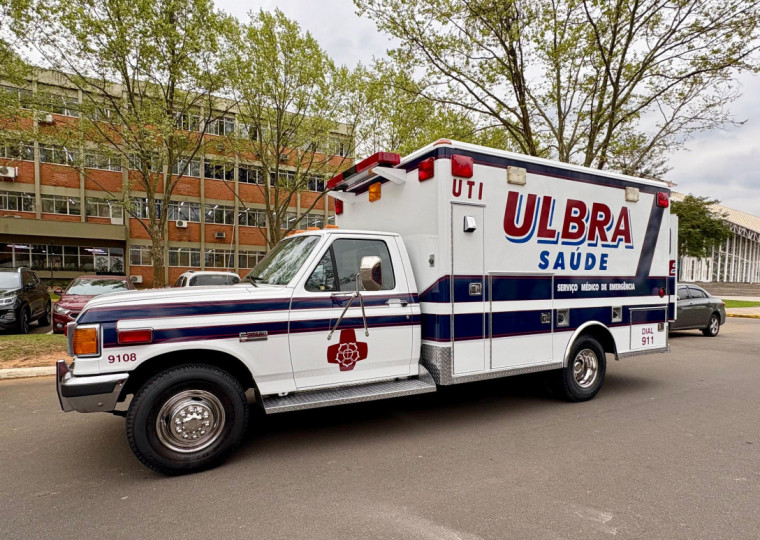 Ambulância modelo 1991 simula atendimento do SAMU na Ulbra Canoas 