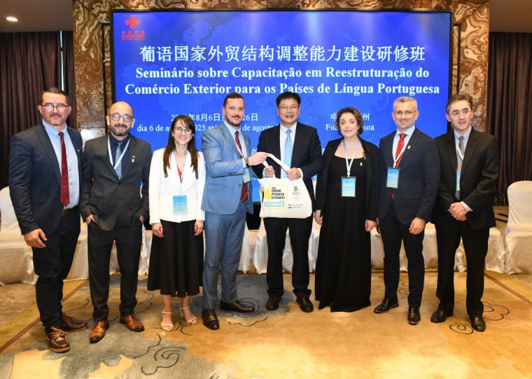 Coradini (centro) entregou materiais ao diretor do Centro de Cooperação Econômica Internacional de Fujian