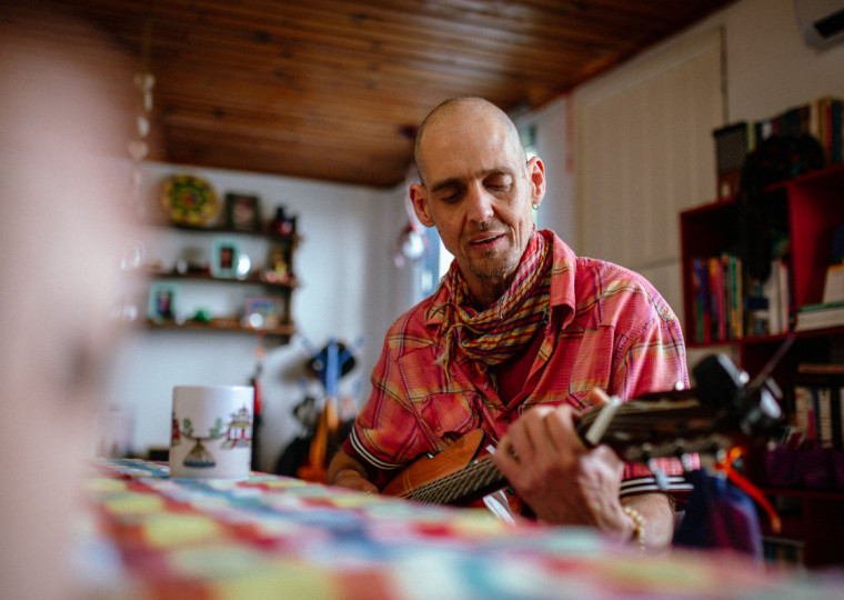 O músico celebra 40 anos de música em espetáculo intimista ao lado de Juliano Pereira