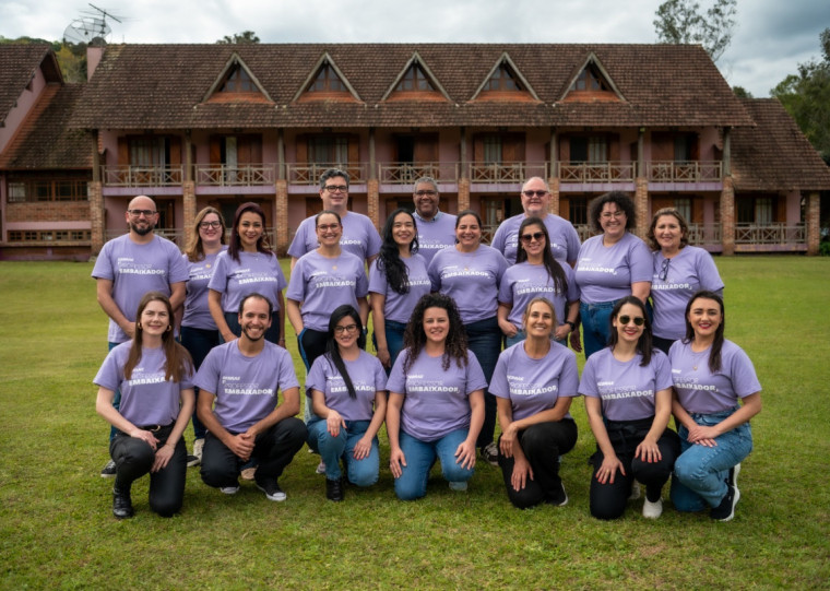 Os professores foram indicados pelas regionais com base em critérios, como habilidade de comunicação, capacidade de articulação com diversas frentes da educação, influência local e engajamento comunitário