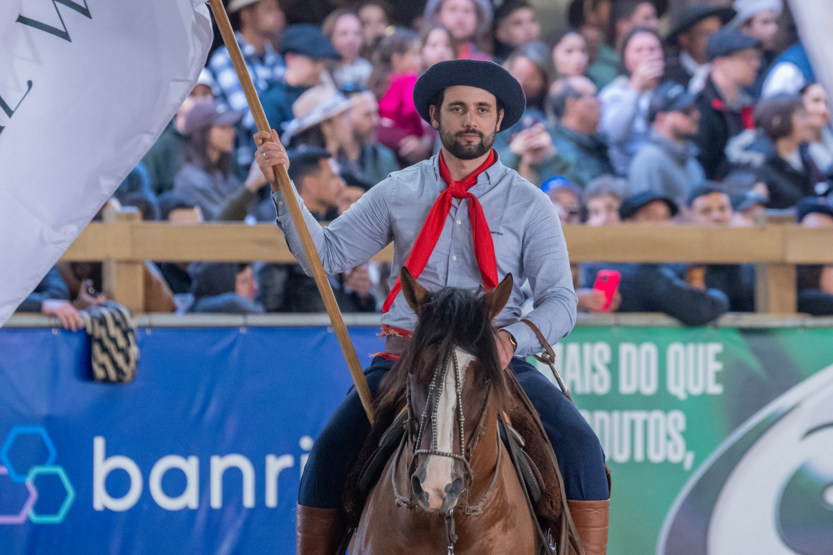 Matheus Amaral, ex-BBB, popularizou o uso da boina e tem linha de produção de alpargatas | ABCC/Divulgação/JC