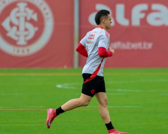 Borré treina com bola e deve ser titular no Gre-Nal