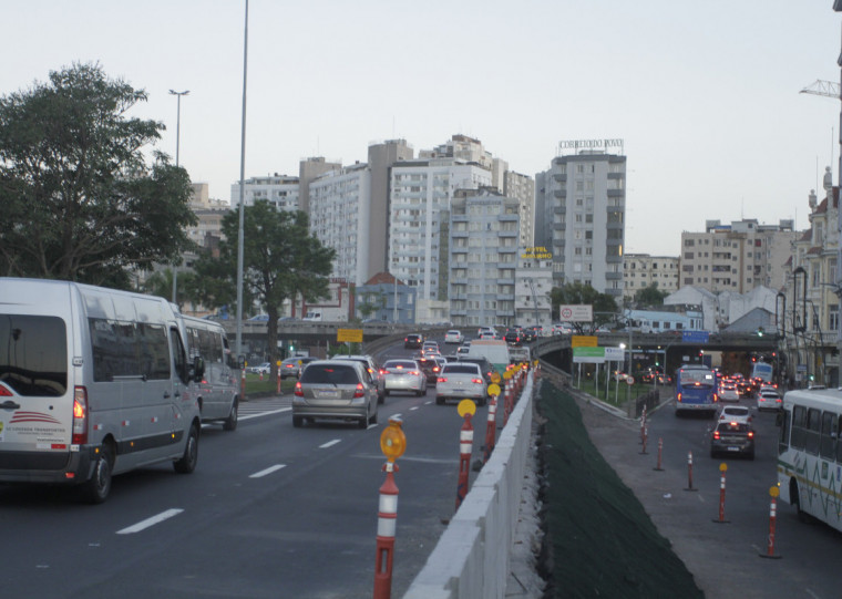 Agora será executada a pavimentação de cerca de 400 metros do corredor, com ajustes nos níveis do asfalto e na inclinação transversal da pista