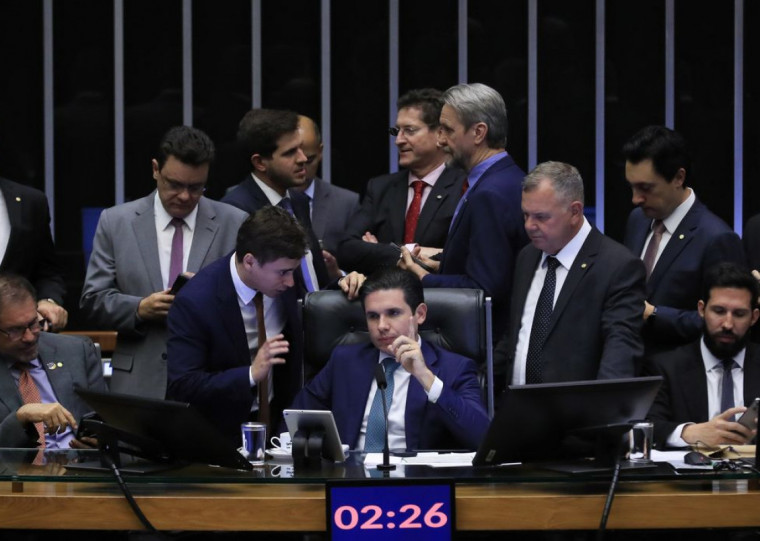 Proposta permite que deputados e senadores barrem a prisão de colegas, em votação secreta