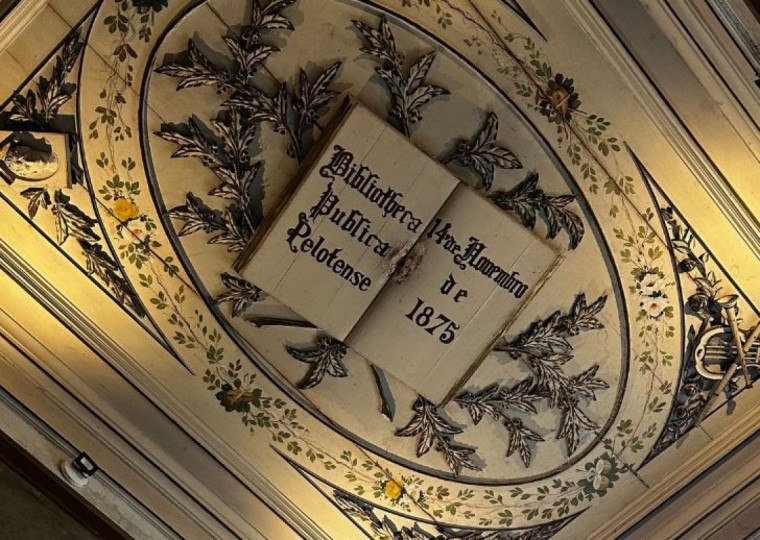 Prédio, inaugurado em 1875, abriga hoje mais de 150 mil exemplares, entre livros, jornais e obras raras, sendo um dos principais espaços de pesquisa e preservação da memória regional | Patricia Porciuncula/Especial/Cidades