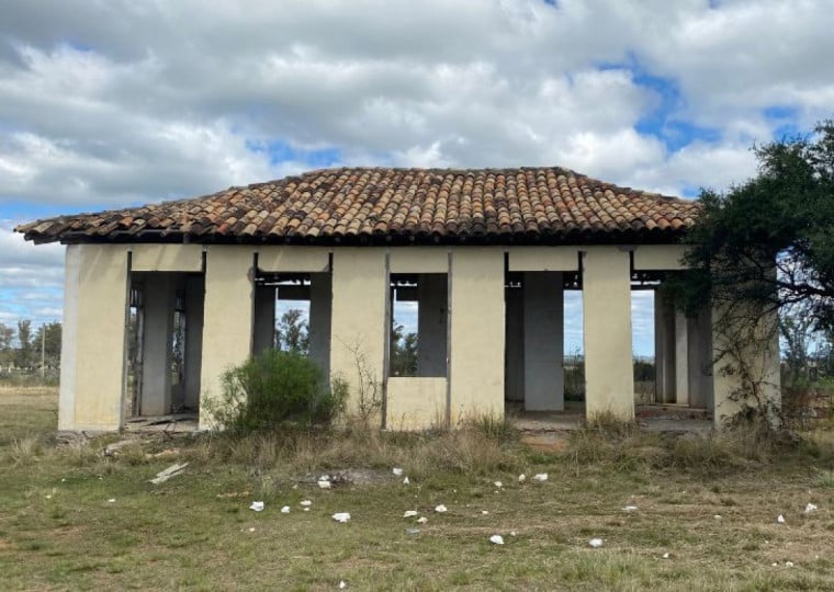 Atualmente em ruínas, a cidade cenográfica poderá, após o restauro, ser incorporada de forma permanente ao Parque do Gaúcho