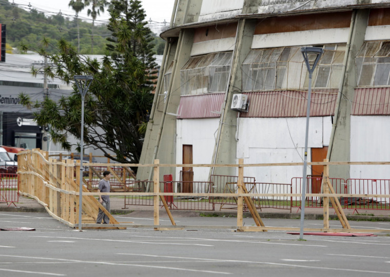 É possível ver movimentação de trabalhadores na área da avenida Padre Cacique nesta quarta