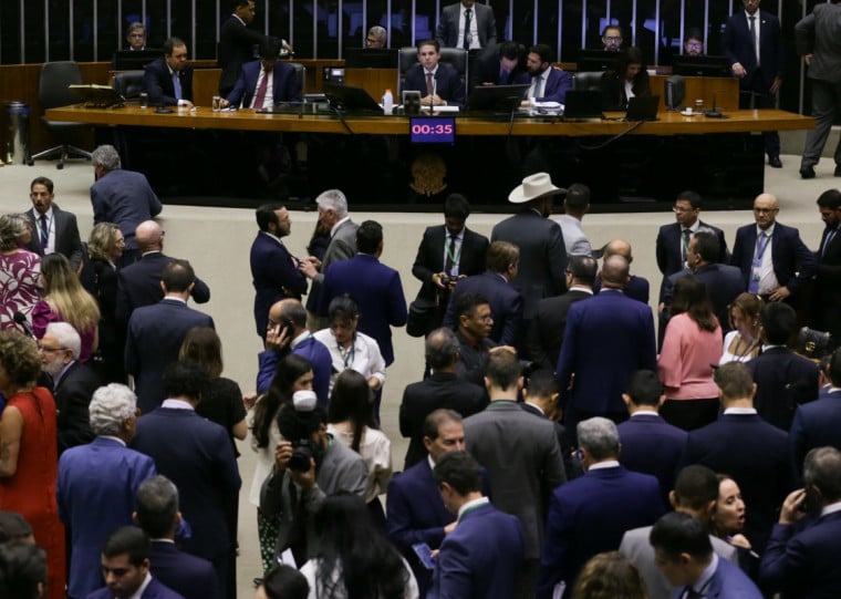 A janela partidária é o período em que deputados federais e estaduais podem trocar de partido sem o risco de perder o mandato por infidelidade