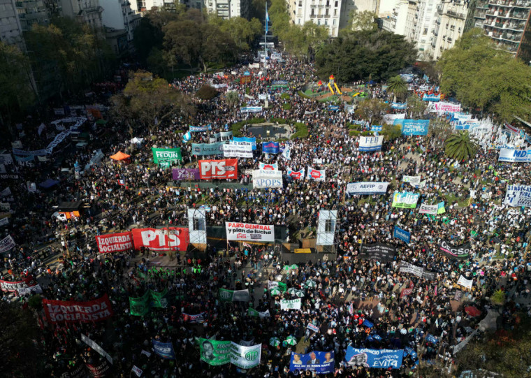Na quarta-feira, milhares lotaram a praça dos Dois Congressos contra cortes de recursos de Milei para universidades e um hospital público
