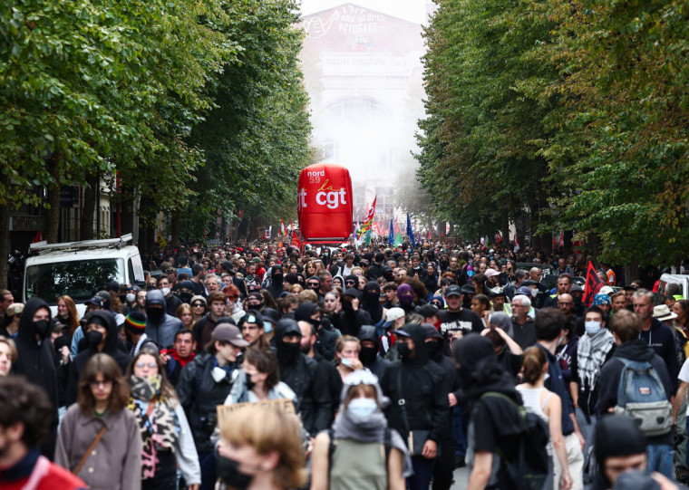 Governo francês mobilizou cerca de 80 mil policiais para manter a ordem