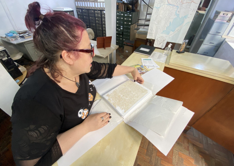Cúria Metropolitana de Porto Alegre arquiva documentos da igreja católica, como mostra Vanessa Gomes de Campos 