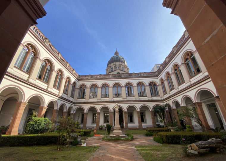 Cúria Metropolitana de Porto Alegre arquiva documentos da igreja católica, como mostra Vanessa Gomes de Campos 