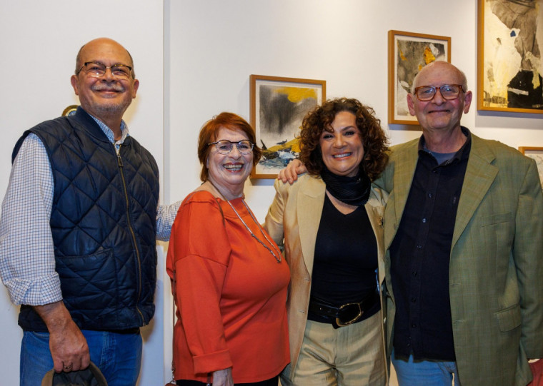 Na exposição 'Luz do Tempo em Fluxo' a artista revela diálogo entre luz e impermanência