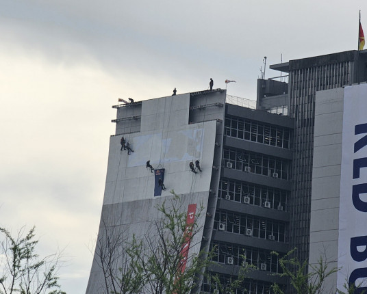 Plataformas mais ao topo do Caff são instaladas para descida de Mineirinho