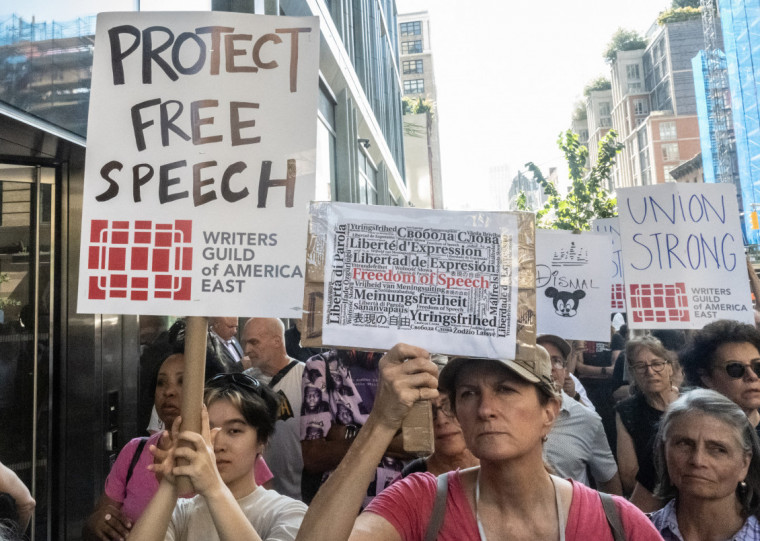 Pressão do governo americano a empresas de mídia desagradam protestatantes que denunciam falta de liberdade de expressão 