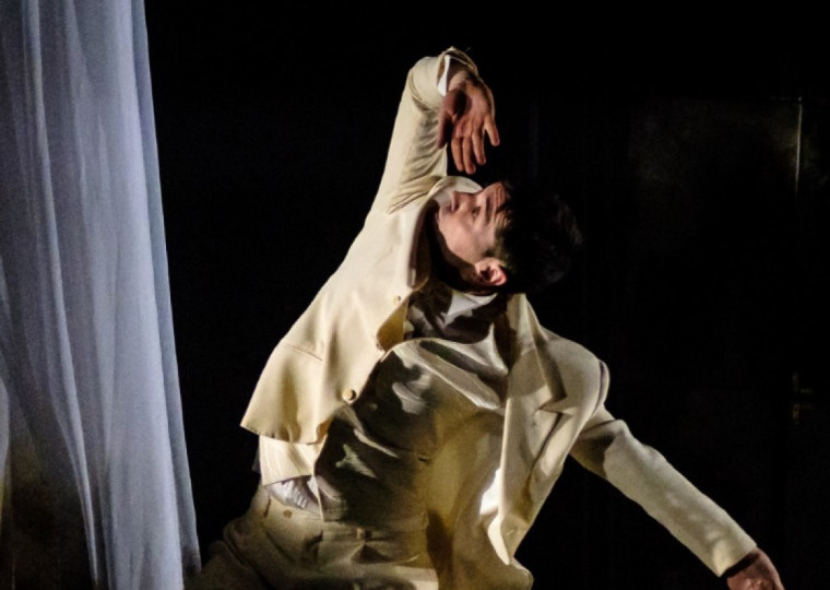 No espetáculo, o bailarino Jon Maya relembra seu início na dança tradicional basca