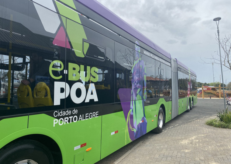 O e-Bus, que comportará até 146 passageiros, terá 3,52 metros de altura, 2,53 metros de largura e 21,5 metros de comprimento