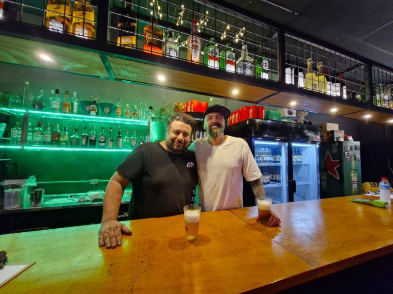 Os amigos e sócios Luciano de Oliveira e Guilherme de Castro estão à frente do Cusco Véio Foto: JÚLIA FERNANDES/ESPECIAL/JC