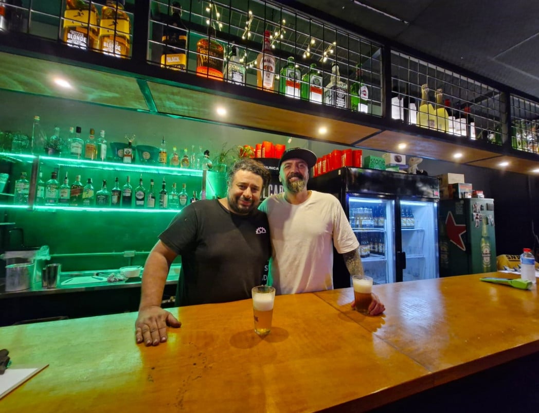 Os amigos Luciano de Oliveira e Guilherme de Castro est&atilde;o &agrave; frente do Cusco V&eacute;io, no bairro Santa Cec&iacute;lia | J&Uacute;LIA FERNANDES/ESPECIAL/JC