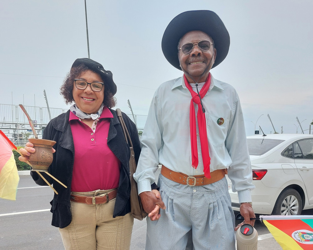O casal acompanhou o desfile com pilcha e chimarrão | Marcus Meneghetti/Especial/JC