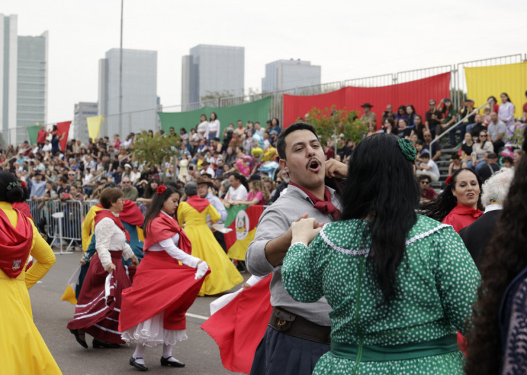 Desfile acontece na Avenida Edvaldo Pereira Paiva na manhã deste sábado