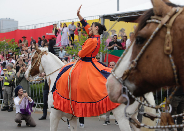 Orla do Guaíba foi palco do desfile de 20 de setembro na Capital