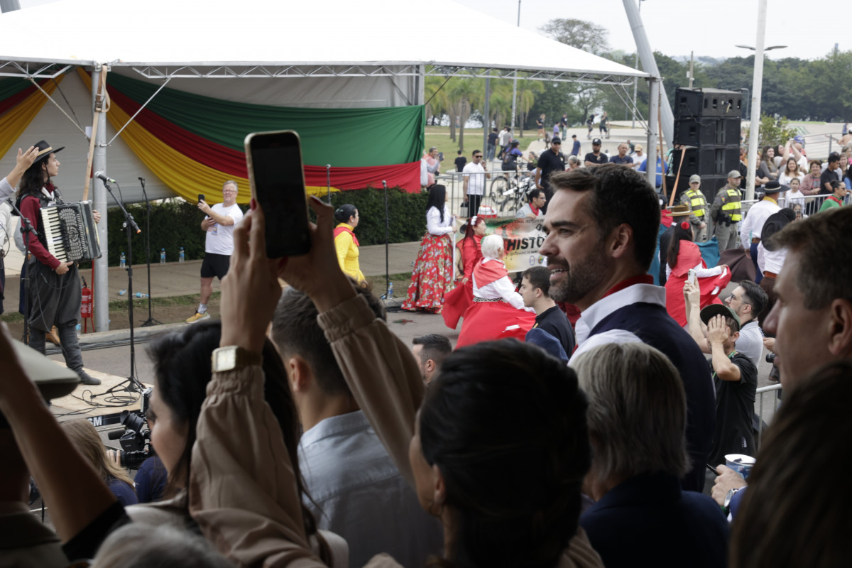 Governador Eduardo Leite acompanhou o Desfile Farroupilha deste s&aacute;bado | T&Acirc;NIA MEINERZ/JC