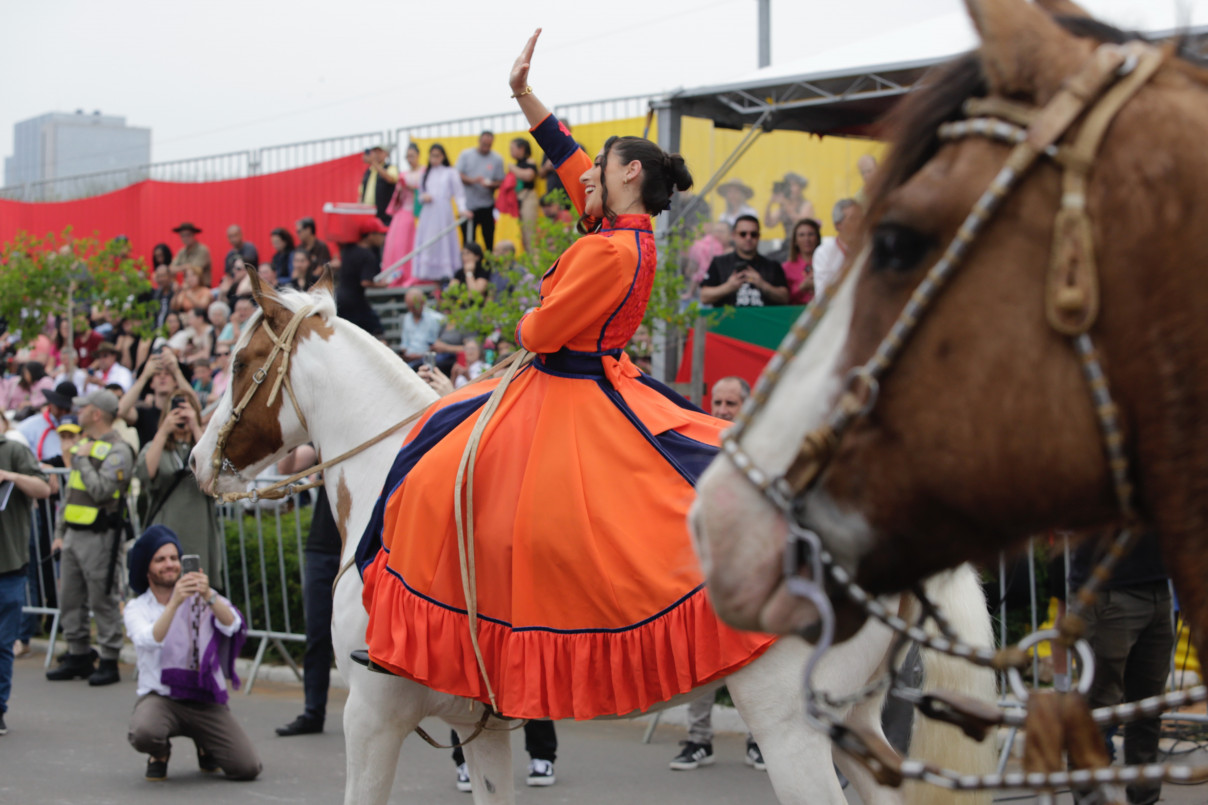  Desfile contou com cavaleiros de diversas regi&otilde;es do Estado | T&Acirc;NIA MEINERZ/JC